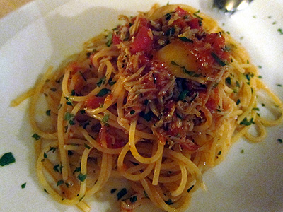 イ・ビスケロ シラスとフレッシュトマトのスパゲッティ